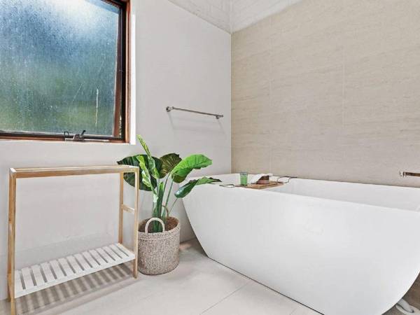 'Nunkeri' 5 Kerrie Close - Stunning House with Fabulous Views Linen WIFI & Air Conditioning