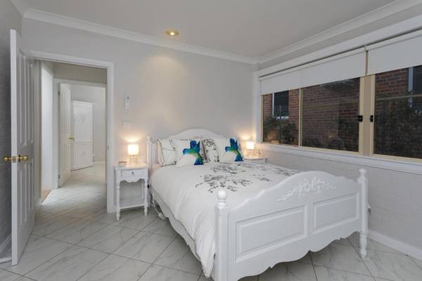 Rawson's Retreat - Five Bedroom Home - Walk CBD - Includes Breakfast