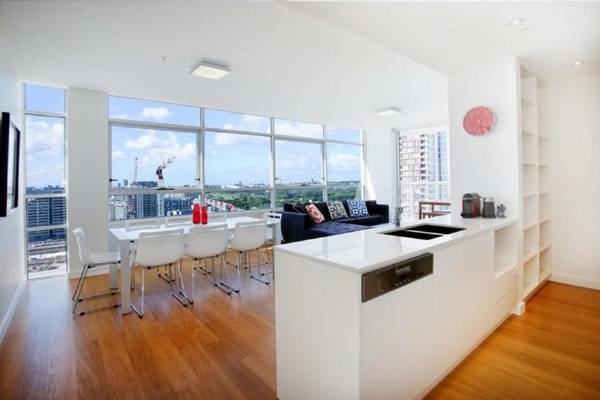 Moore to See - Modern and Spacious 3BR Zetland Apartment with Views over Moore Park