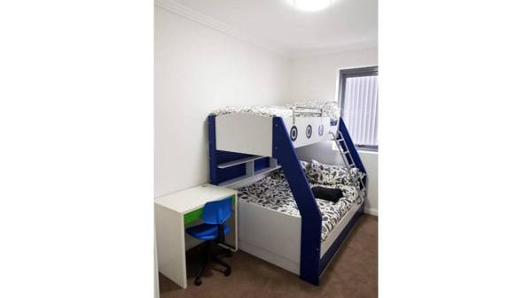 Mascot Stylish 2BD Apartment w Parking 1-7 Guests