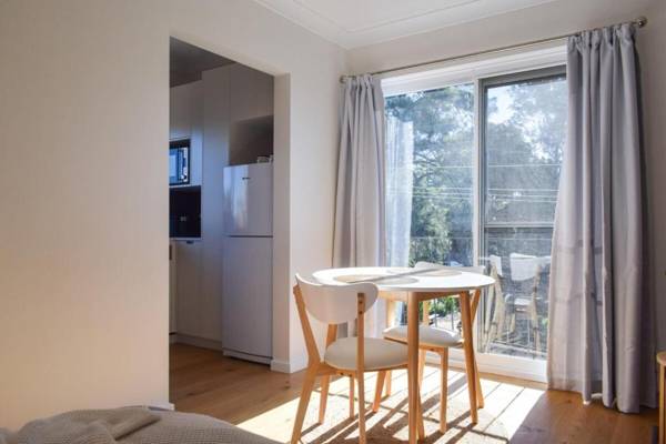 Sun-Drenched 1 Bed Studio Apt Newtown Parking