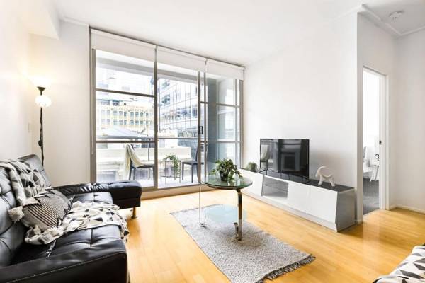 A Stylish & Bright Suite Next to Darling Harbour