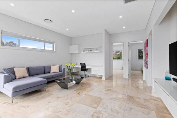 Workspace - Entire Ultra Modern Luxury Home with Pool