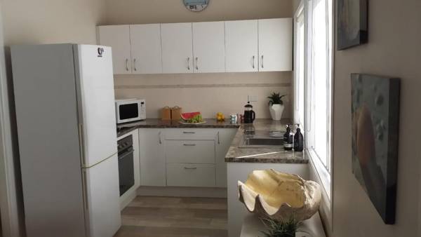 SHELLHARBOUR BEACH COTTAGE - 1 minute walk to beach flags in summer