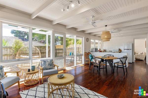 Rosebud Hideaway - Cute Cosy Beach House