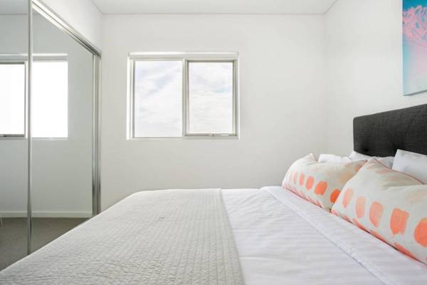 Minimalist Penthouse Condo with Skyline Vistas