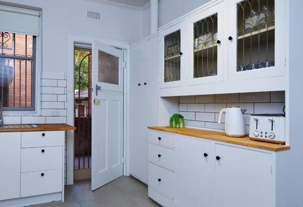 1 Bedroom Art Deco Apt With Study