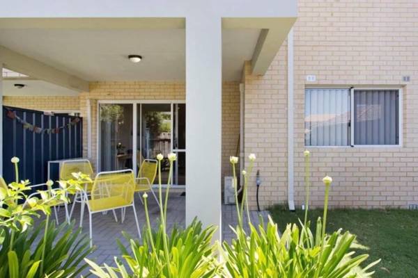 CONVENIENT AIRPORT SUNNY GARDEN WIFI NETFLIX WINE