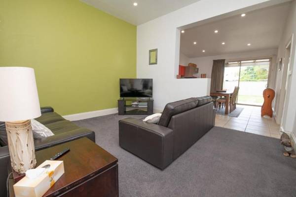 Cute & Cosy Cottage Close to Town Neat & Well-Appointed