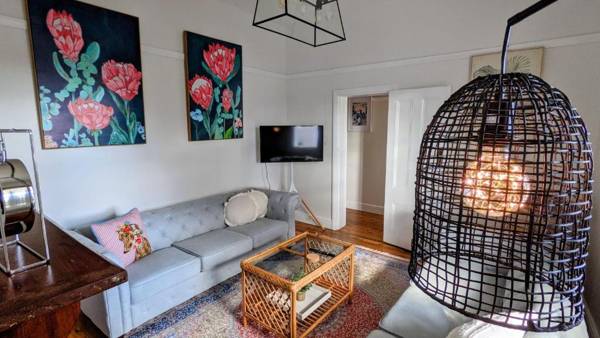 Roseland Cottage - Central location - family and small pet friendly