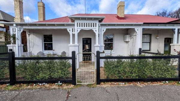 Roseland Cottage - Central location - family and small pet friendly