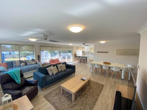 OFF THE WALL 6 Coral St NH