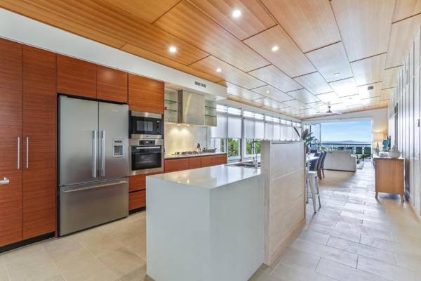 Trendy treetop living with sea views Noosa Heads