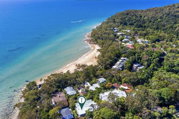 Ocean Views Central to everything  2 bed 2 minute walk to Beach