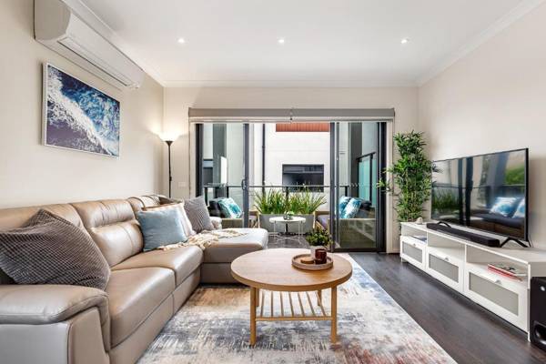 Olu 2BR 2BA townhouse. Close to everything