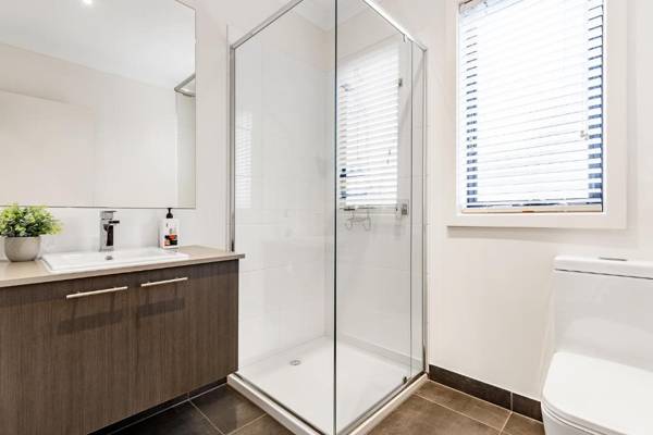 Olu 2BR 2BA townhouse. Close to everything