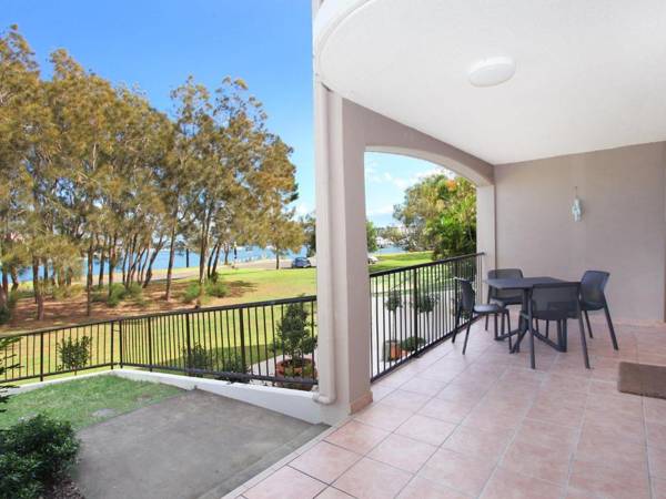 Beachport 14 - Newly Renovated 2 Bedroom Apt on Parkyn Parade with Aircon