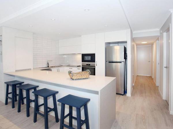 Beachport 14 - Newly Renovated 2 Bedroom Apt on Parkyn Parade with Aircon