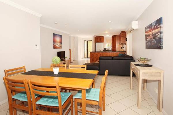 Oomoo 27 - Four Bedroom Townhouse - Close to Beaches!