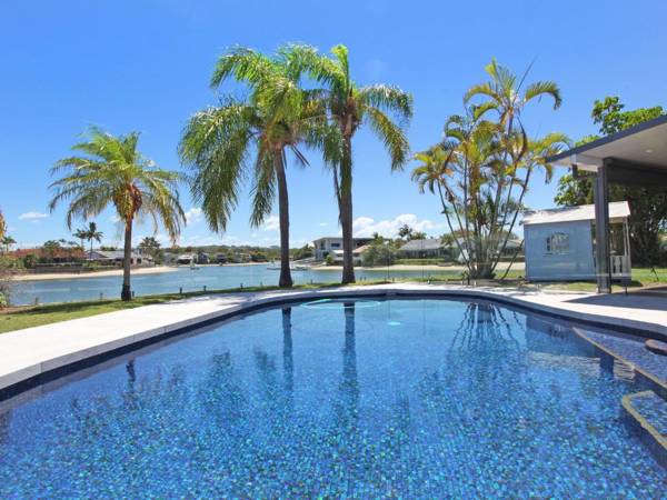 Coorumbong 27 - Five Bedroom Home on Canal with Pool WiFi Aircon!