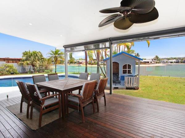 Coorumbong 27 - Five Bedroom Home on Canal with Pool WiFi Aircon!
