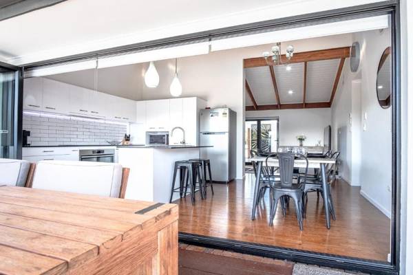 Pet Friendly family Home with Pool - Walk to Warana beach