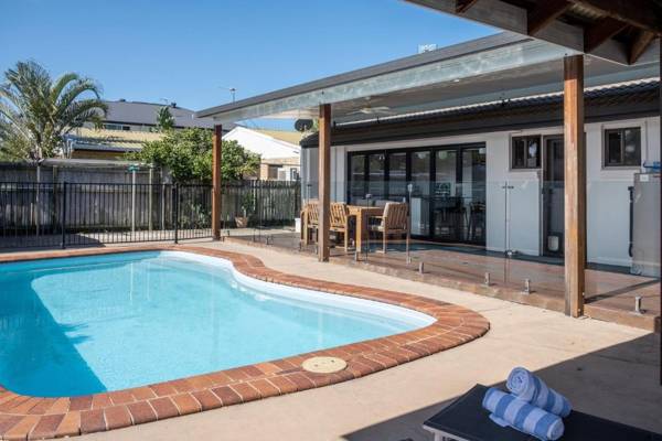 Pet Friendly family Home with Pool - Walk to Warana beach