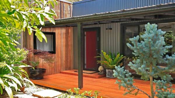 Lovett - quirky stylish with a bush backdrop