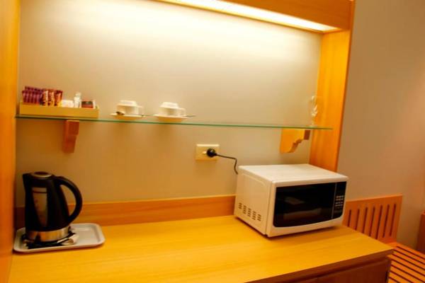 Sandown Regency Hotel & Apartments