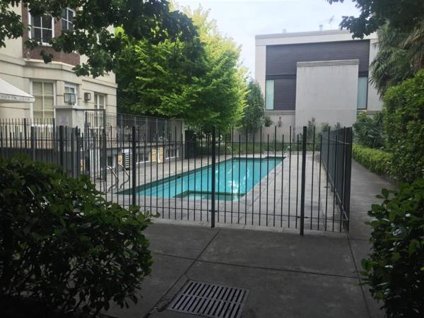 BOUTIQUE STAYS - Wellington Mews Apartment in East Melbourne