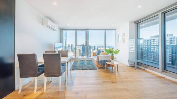 Magnificent 2-bedroom apartment - Skyline view CBD location