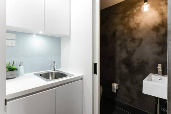 Spacious Designer Warehouse Melbourne CBD Apartment
