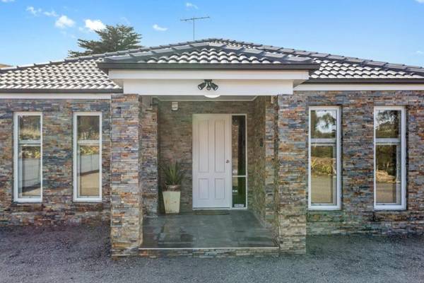 Bulla Hill  - Modern 6 Bdrms near Melb Airport