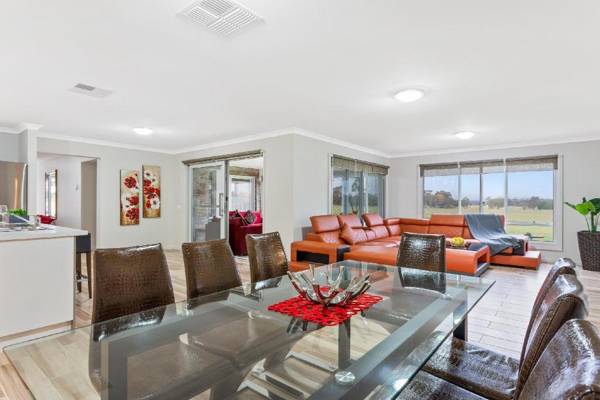 Bulla Lodge - Melbourne  6 Bdrm Spacious & Modern 