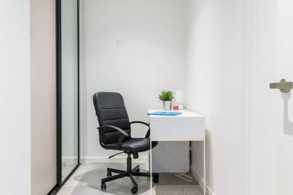 Workspace - Modern 1 Bedroom in Tranquil Parklands