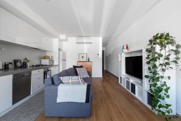 Heart of Windsor Apartment by Ready Set Host