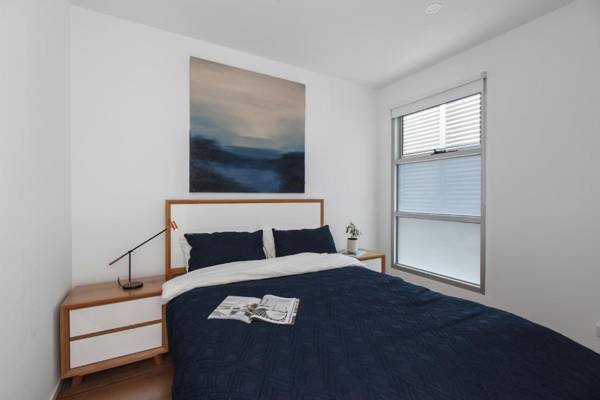 Heart of Windsor Apartment by Ready Set Host