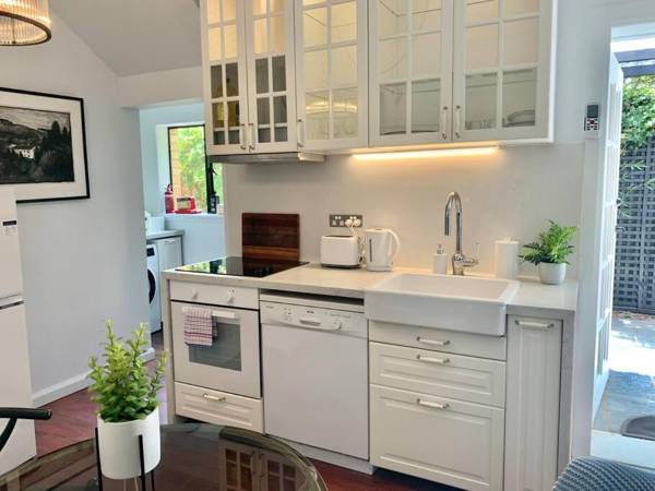 Stylish Private Studio Close to Beach WIFI Parking