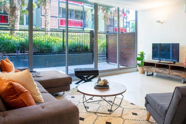 Stylish Port Melbourne Pad - Stylish practical apartment near beach with outdoor terrace gym and pool!