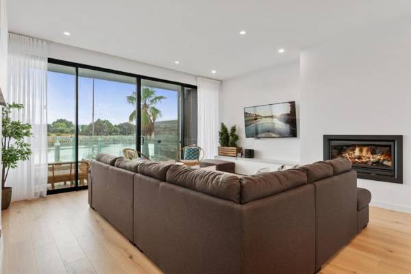 Beautiful Waterfront Townhouse with Pool and BBQ