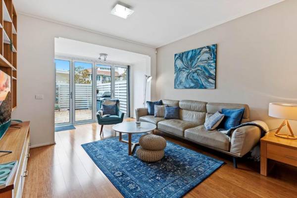 Spacious 2-Bed Unit Steps from Cafes and Beach