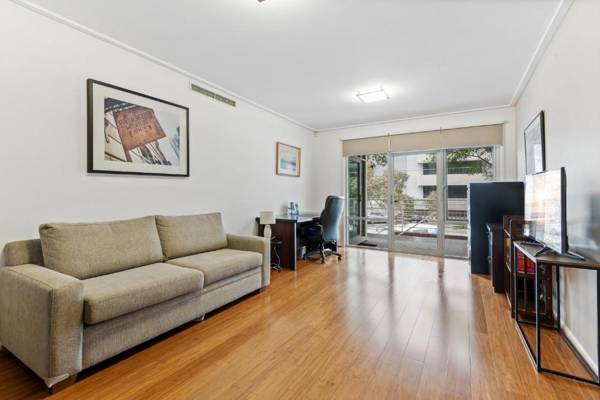 Workspace - Spacious 2-Bed Unit Steps from Cafes and Beach