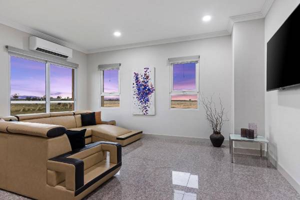 Modern 5 Bdrm House near Melb Airport Sleep 10 