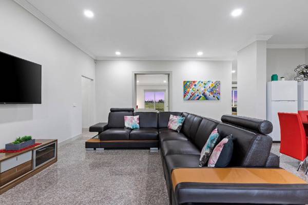 Modern 5 Bdrm House near Melb Airport Sleep 10 