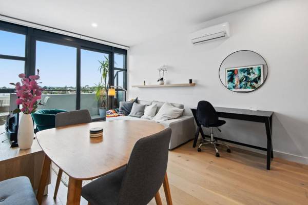 Workspace - Stunning Modern 2 bedroom Apartment Unit with BBQ