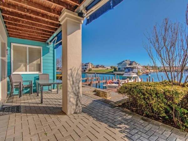 Waters Edge Apartment with Jetty