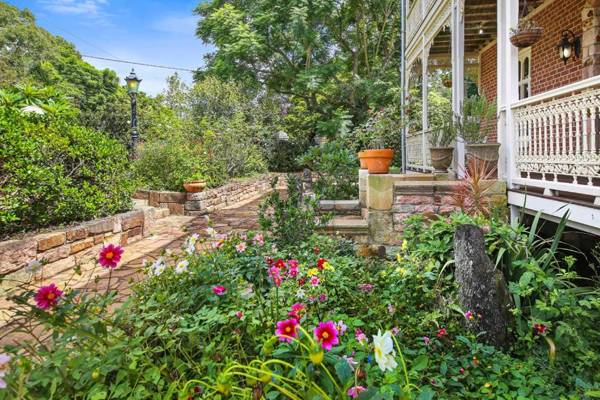 Currawong House Maleny - Georgian Style Manor