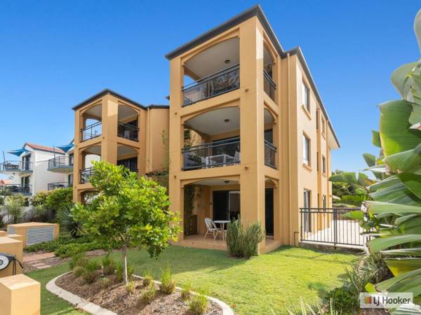 Salty Kisses on Marine