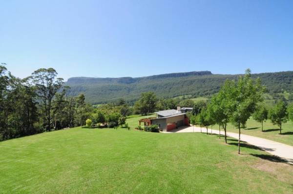 Bottlebrush Lodge - Great views and a pool!