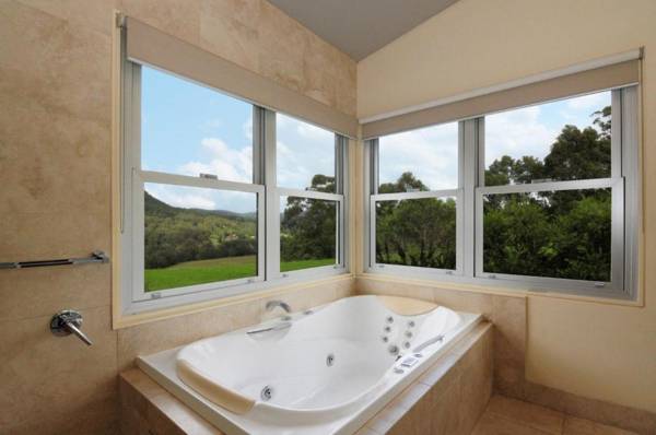 Bottlebrush Lodge - Great views and a pool!